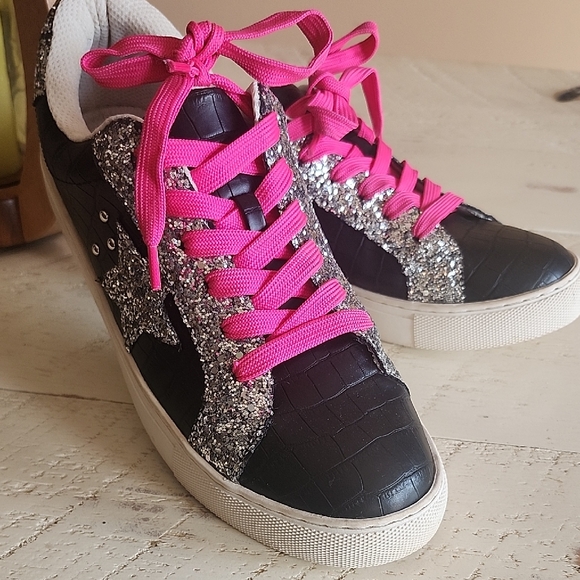Hey Girl Shoes - Size 9 Hey Girl Women's Black Croc-Texture Glitter Sneaker with Pink Laces